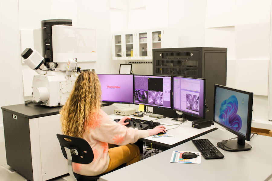 FIB-SEM Helios G5 UC Focused Ion Dual Beam